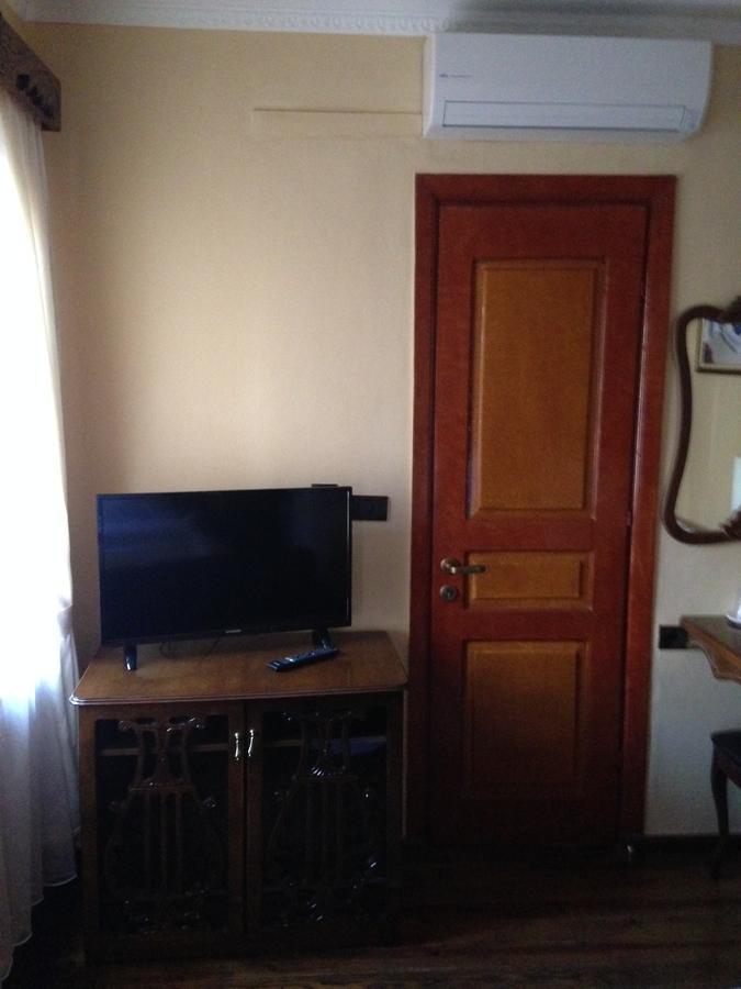 Hotel Vila Mano Korce Bagian luar foto