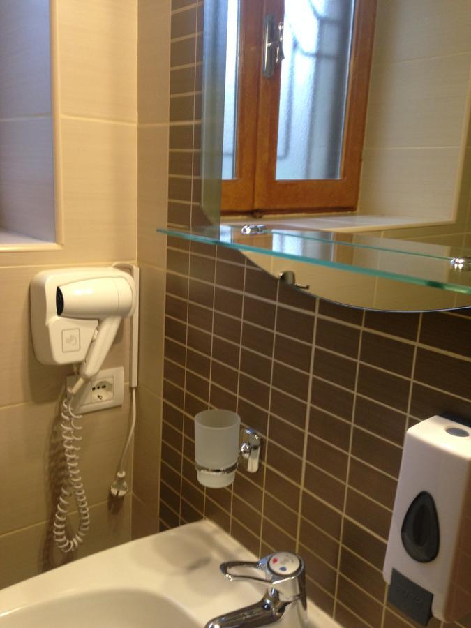 Hotel Vila Mano Korce Bagian luar foto